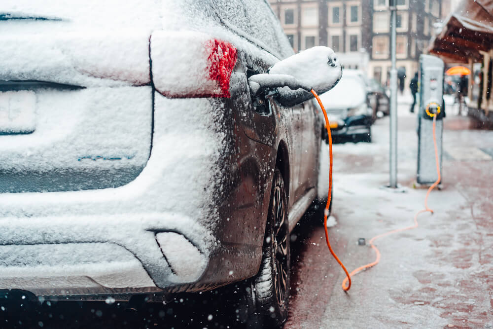 Jak dbać o samochód elektryczny zimą?