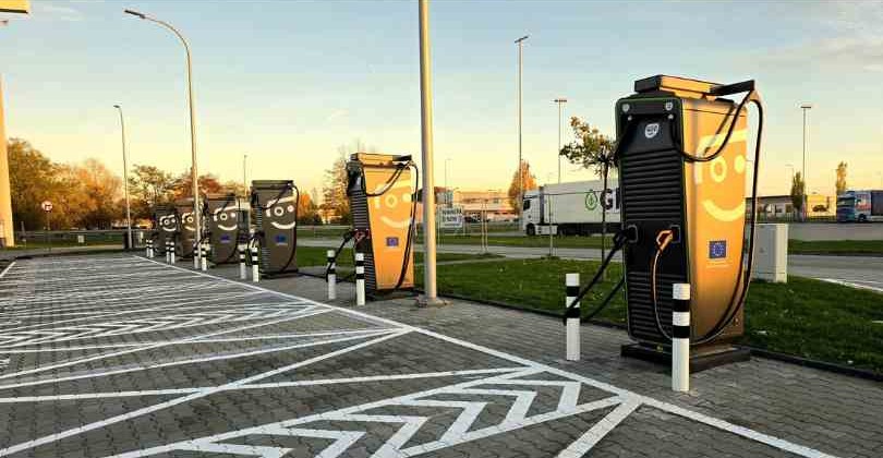 Kilkadziesiąt nowych ultraszybkich hubów GreenWay. Pierwsze ładowanie 400 kW – za darmo!